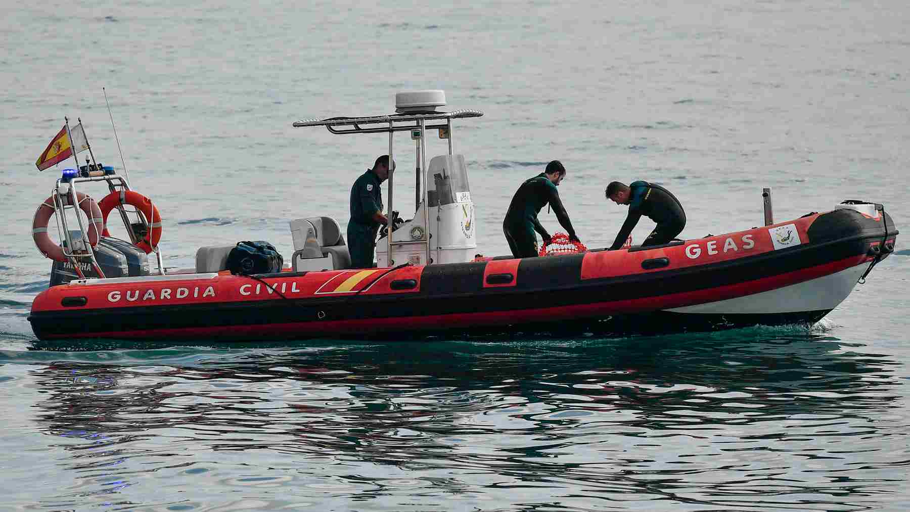 GEAS de la Guardia Civil han recuperado del mar un cadáver hallado flotando frente a la Catedral de Palma. EFE/MIQUEL A. BORRÀS