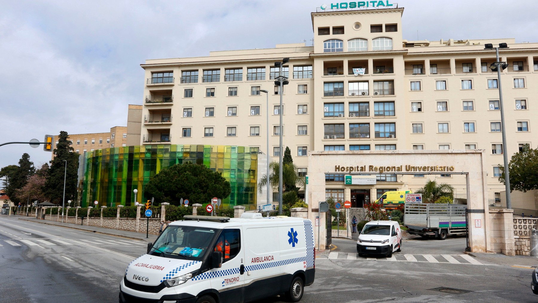 Ambulancia saliendo del Hospital Regional de Málaga (EUROPA PRESS).