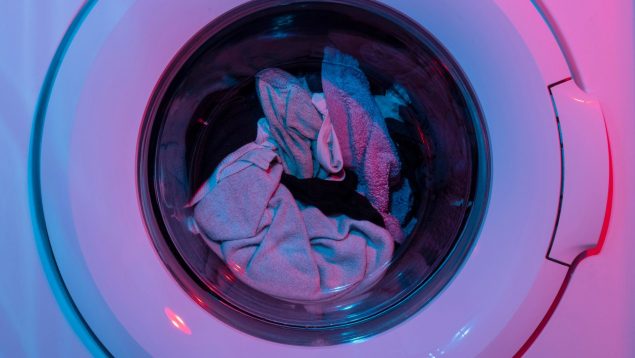 Mito o realidad: esto es lo que dicen sobre darle la vuelta a tu ropa para lavarla en la lavadora