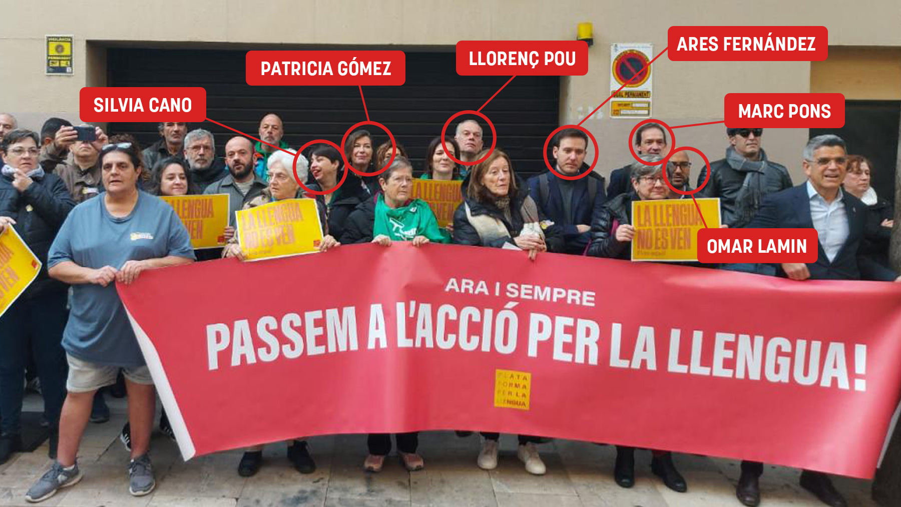 Los diputados y cargos del PSOE más afines a Francina Armengol, liderados por Marc Pons, en la protesta contra el español en el Parlament.