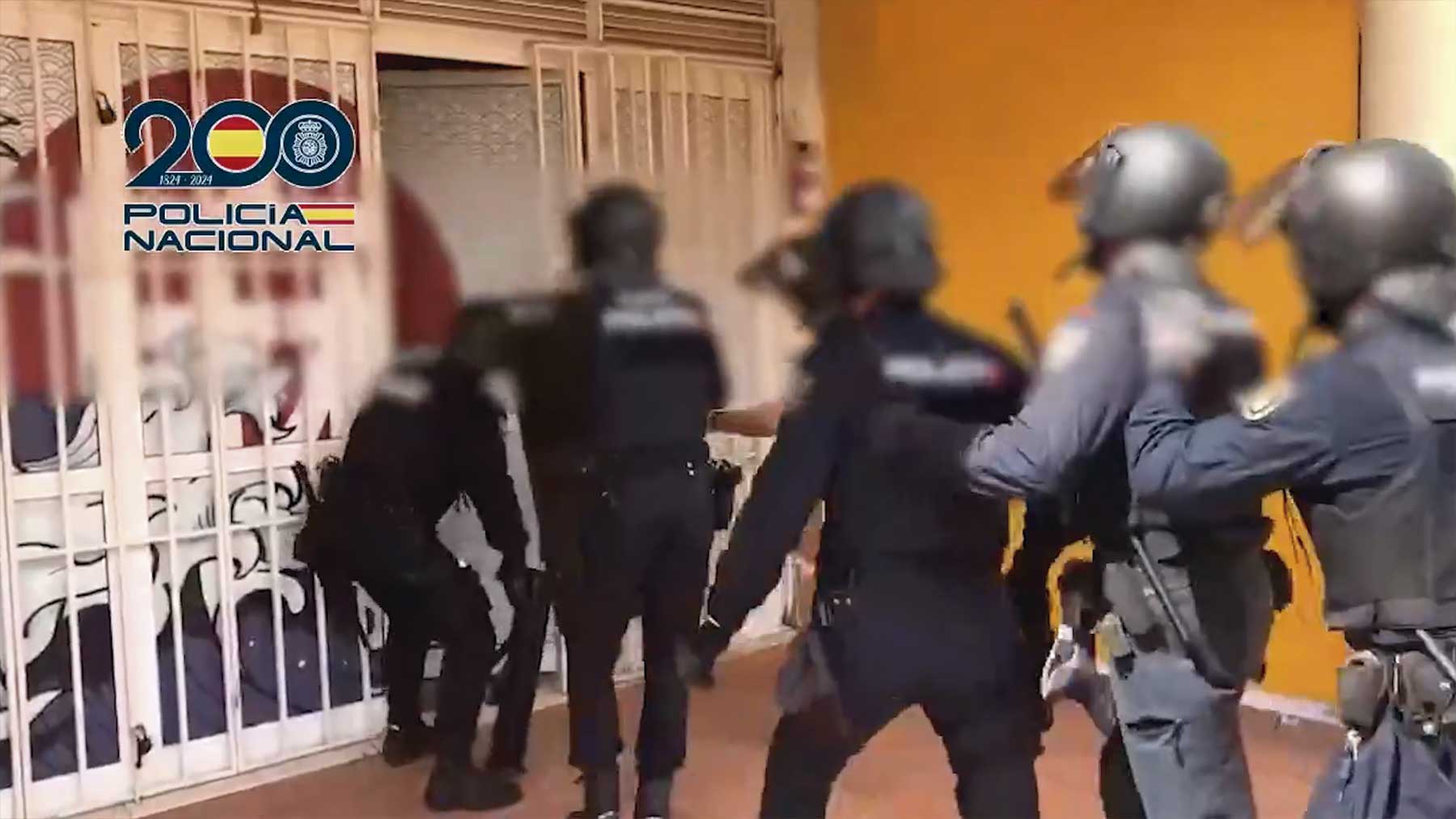 Policía Nacional entrando a un laboratorio de drogas.