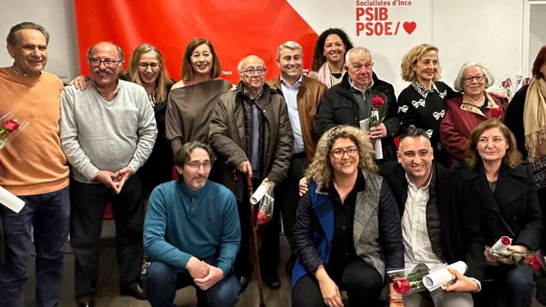 La secretaria general del PSOE balear, Francina Armengol, con diferentes dirigentes de su partido en Mallorca.