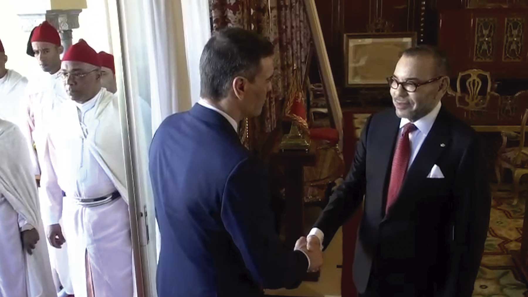 Pedro Sánchez saludando a Mohamed VI a su llegada al Palacio Real de Rabat.