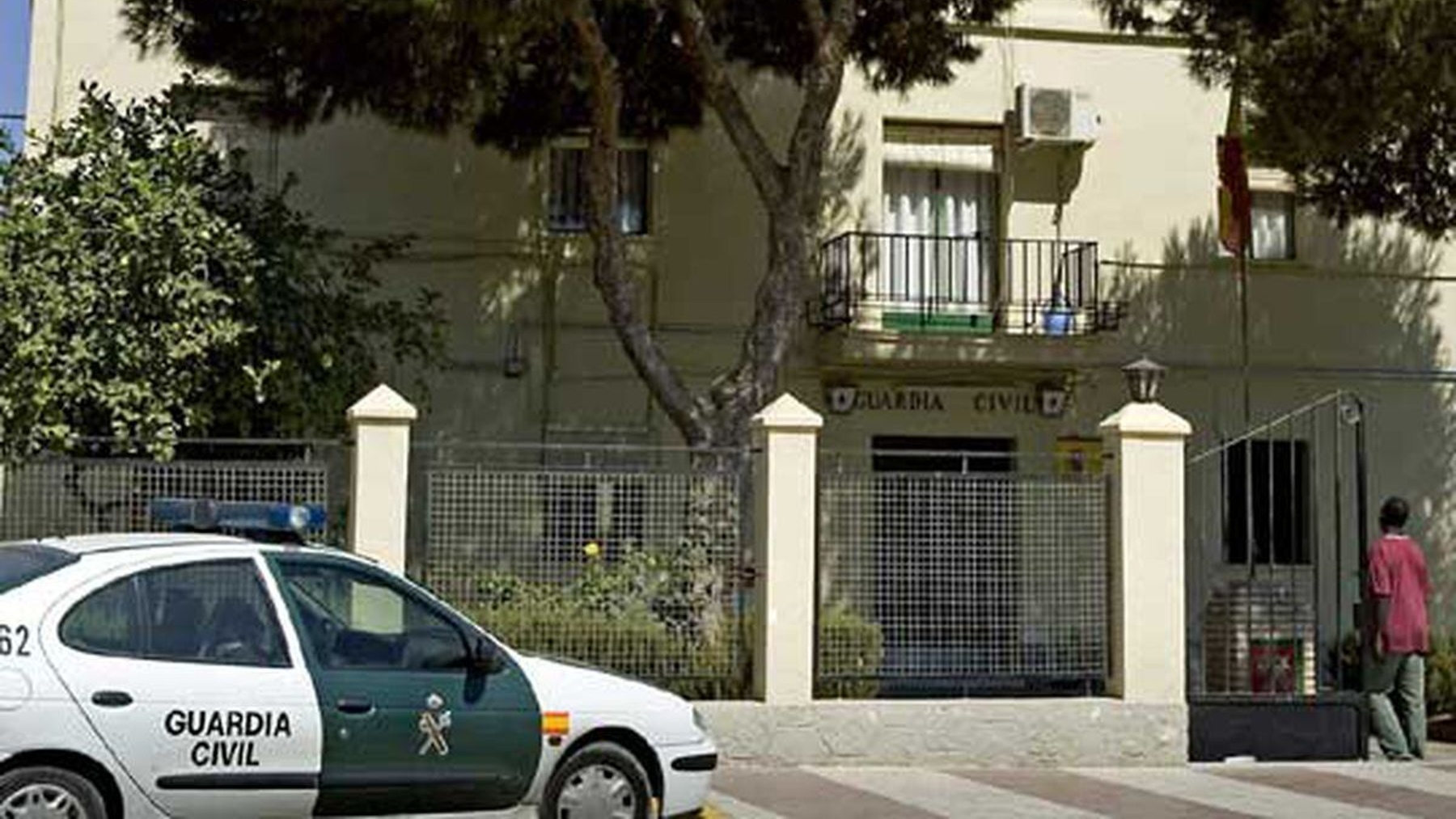 Fachada del cuartel de la Guardia Civil de Roquetas de Mar (EFE).