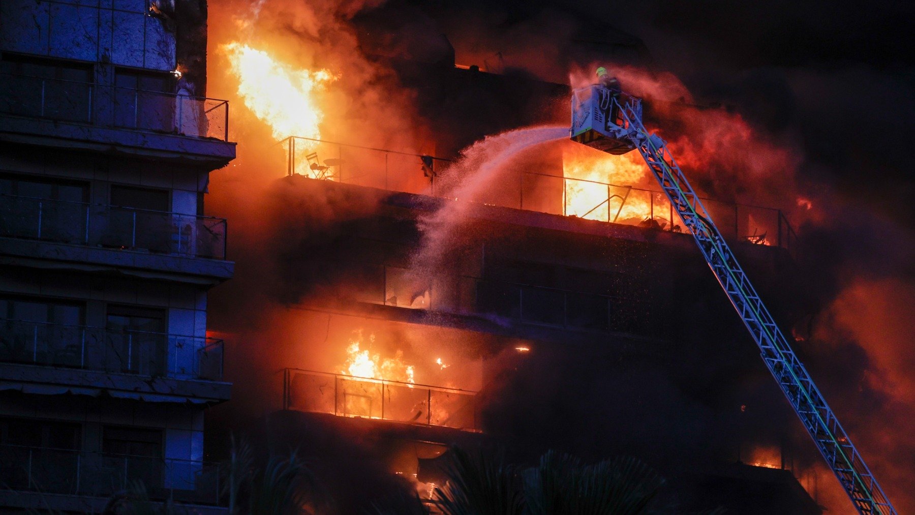 Bomberos rescatan a dos personas (Foto_ Efe).