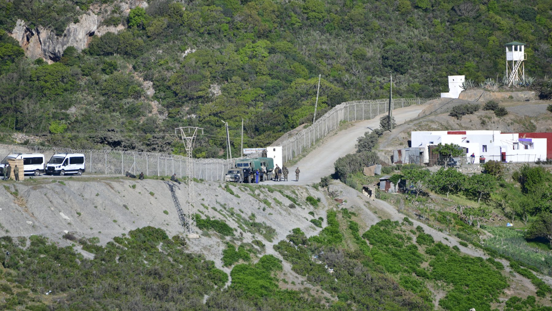 Vehículos aparcados en la zona fronteriza de Sidi Ibrahim, en Ceuta (EUROPA PRESS).
