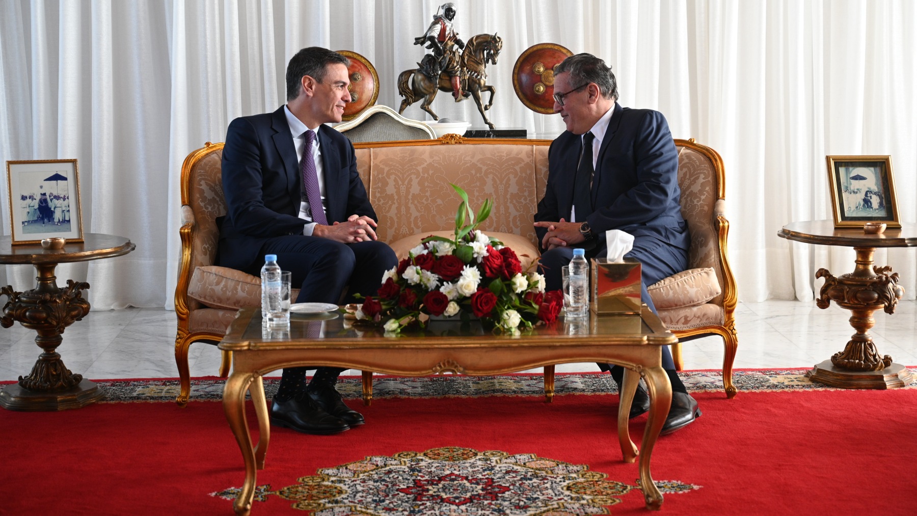 Pedro Sánchez y el primer ministro marroquí, Aziz Ajanuch, en Rabat (MONCLOA).