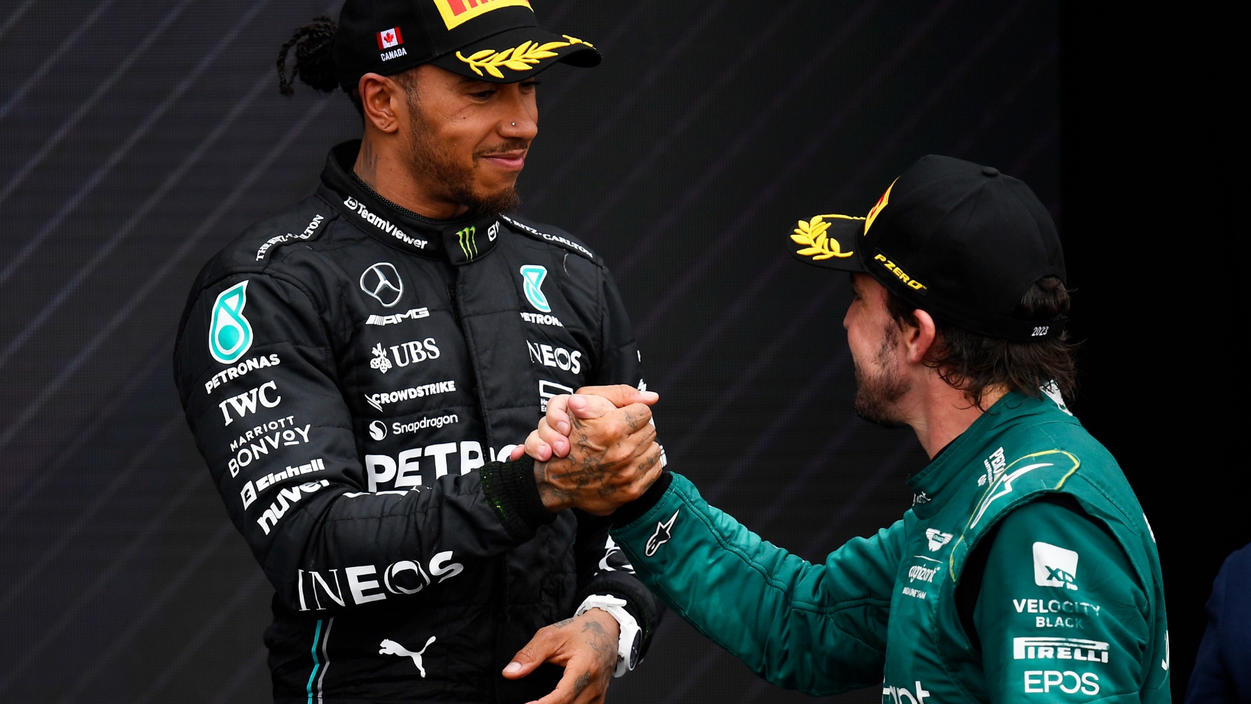 Alonso saluda a Hamilton en un podio de 2023. (Getty)
