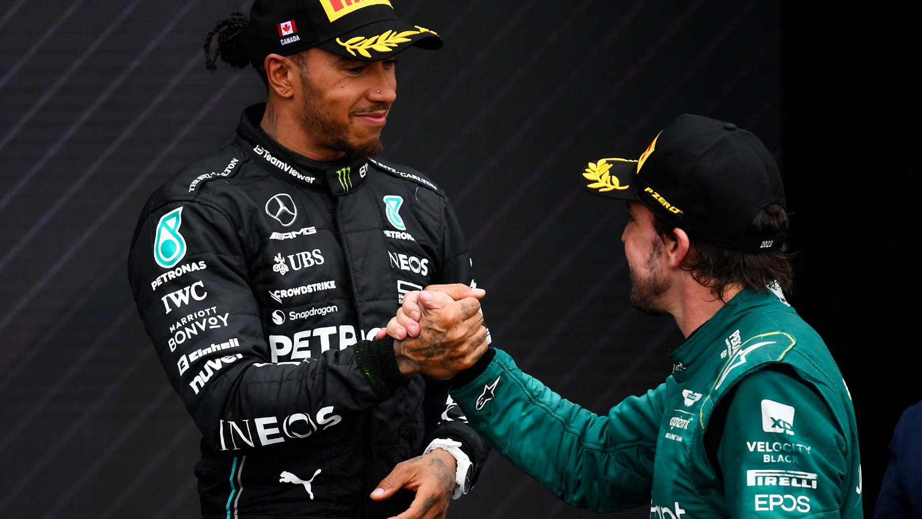 Alonso saluda a Hamilton en un podio de 2023. (Getty)