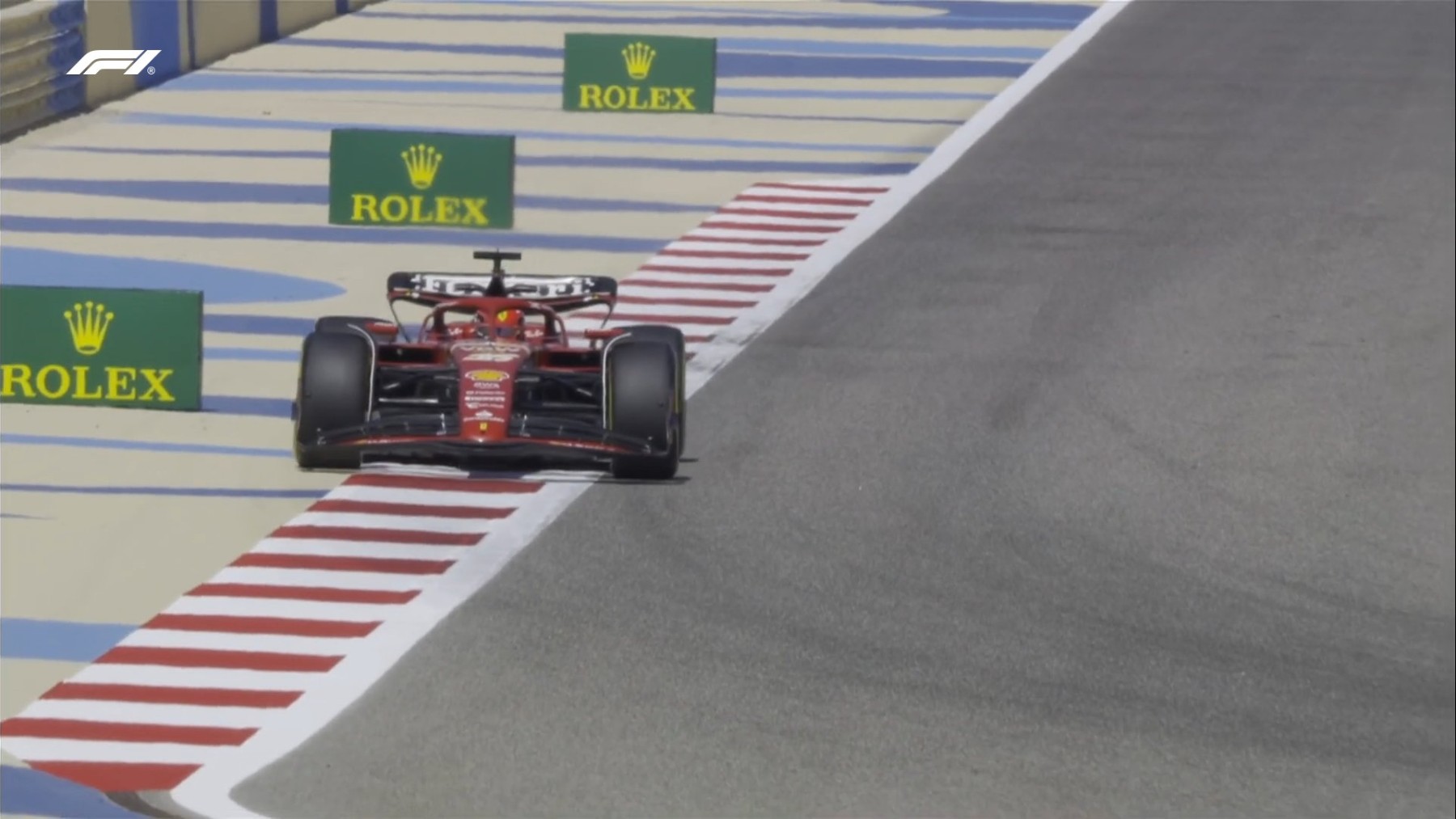 Charles Leclerc pasando por encima de la alcantarilla en la curva 11 de Bahrein. (Captura de pantalla)