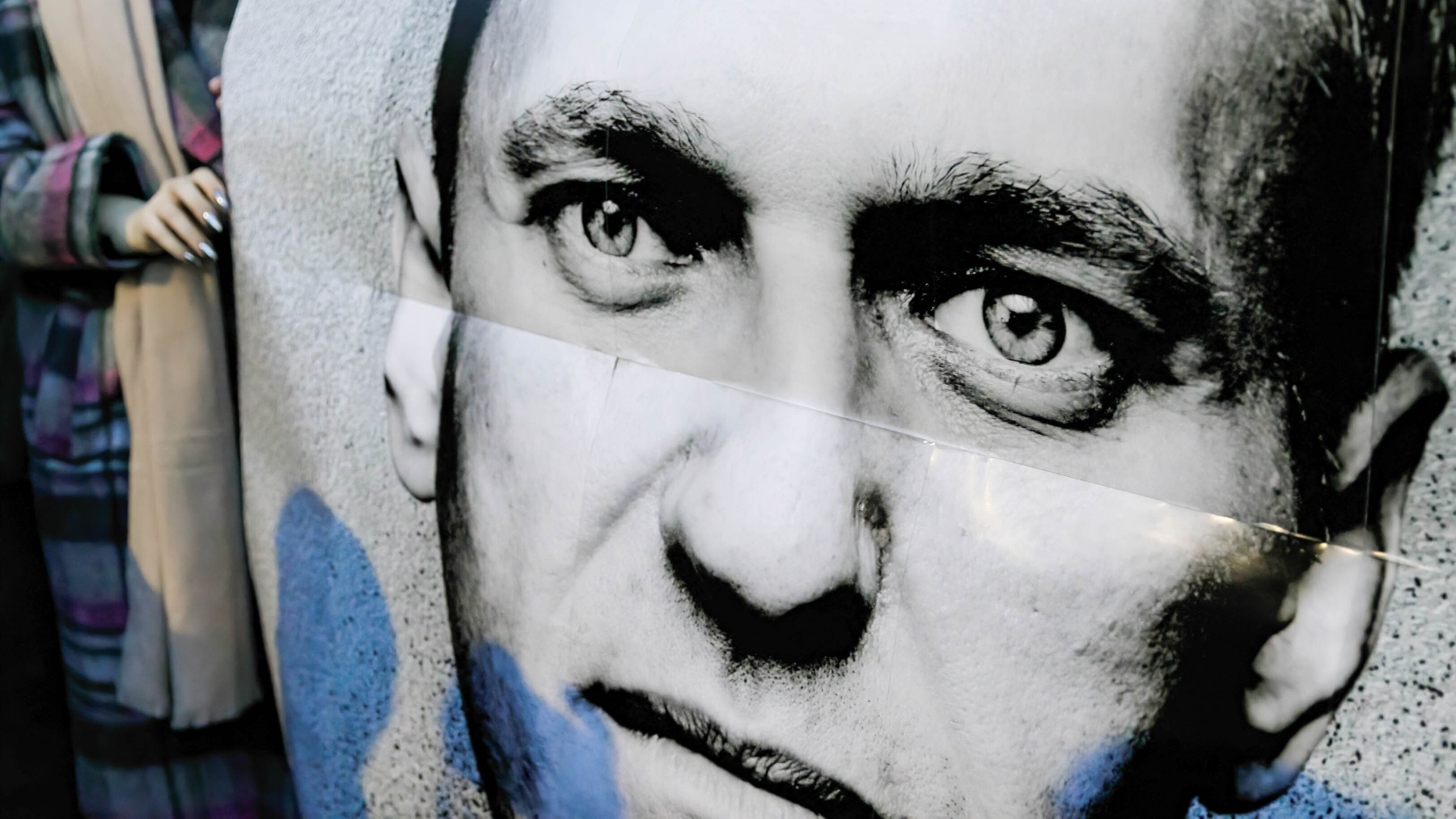 Retrato de Navalni frente a la Embajada de Rusia en Varsovia (Polonia) (Foto: Europa Press).