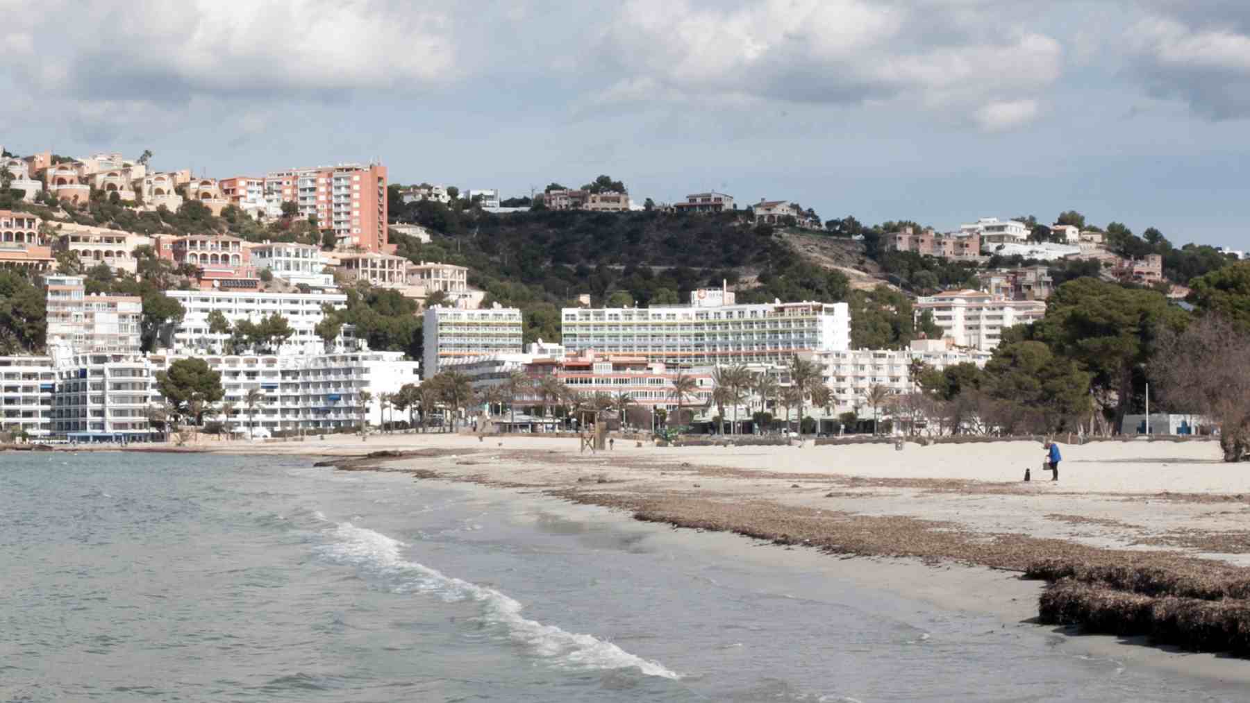 Playa de Santa Ponça en temporada baja.