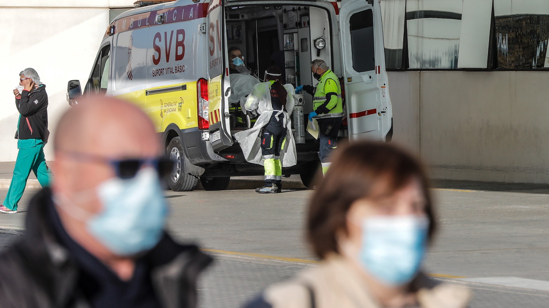 Una ambulancia en el acceso de urgencias del Hospital de La Fe, en Valencia.