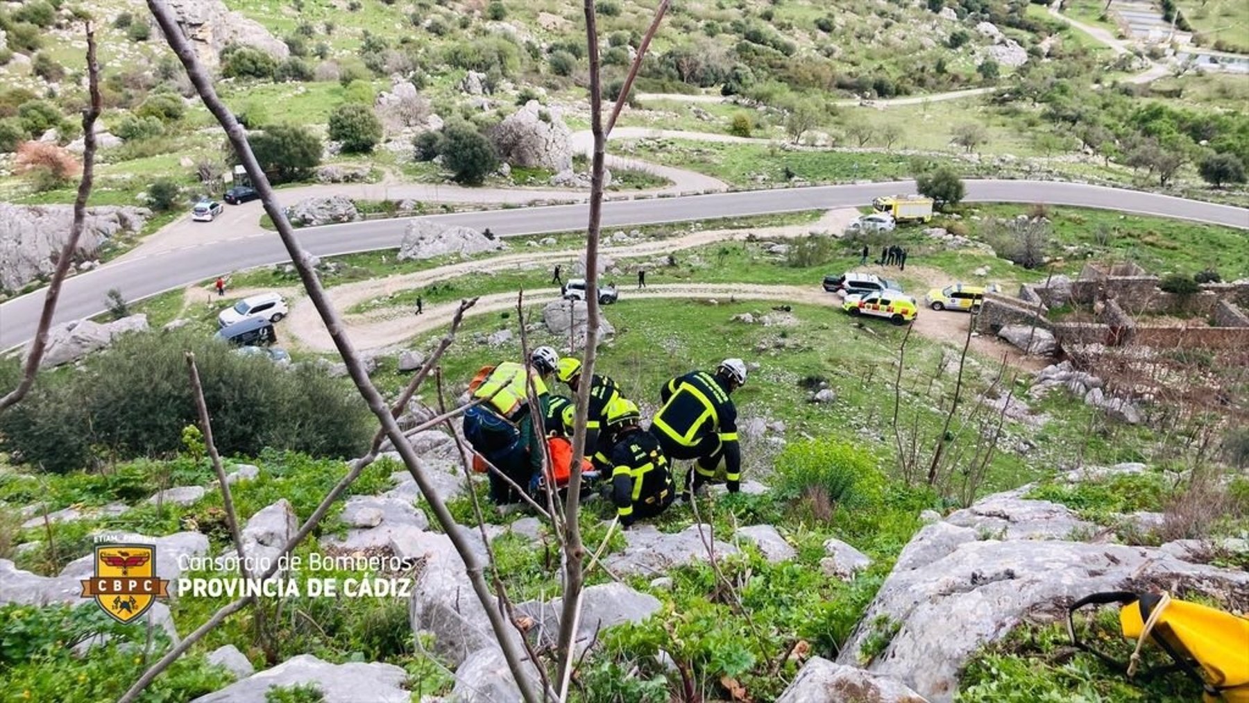 Efectivos de Bomberos rescatan el cuerpo sin vida del hombre en Grazalema.