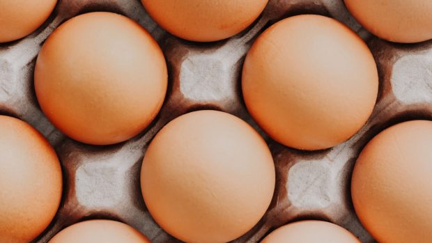Por qué no debes guardar los huevos en la puerta de la nevera: cambia de hábito