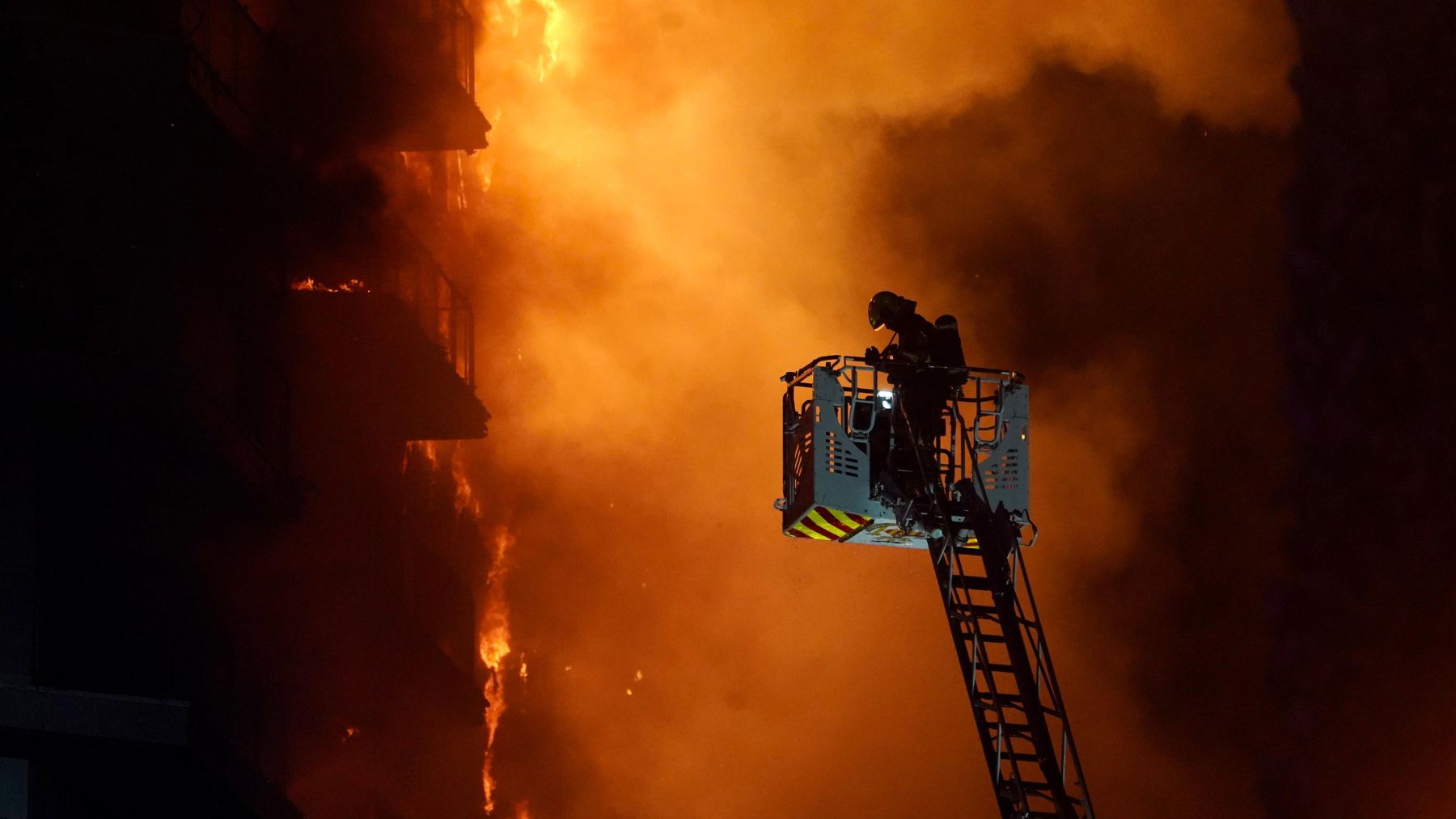 Un bombero apagando el fuego en el edificio de Valencia. (Foto: Ep)