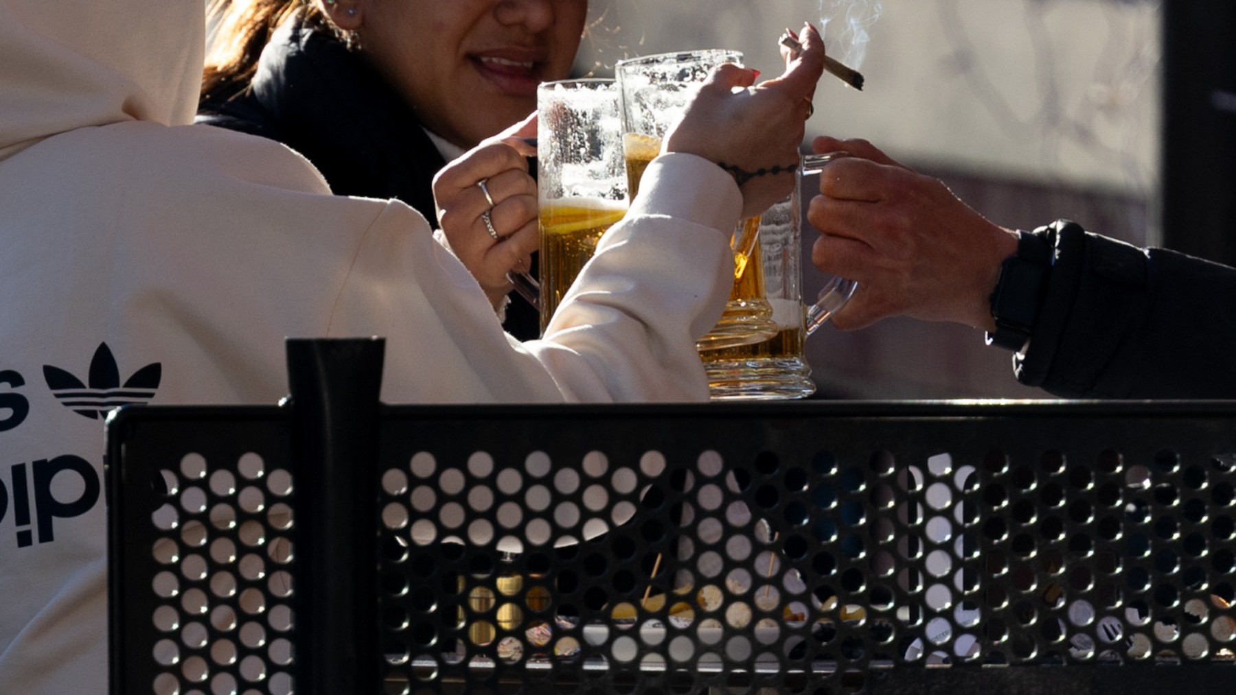 Un grupo de personas fumando y bebiendo. (Foto: Ep)