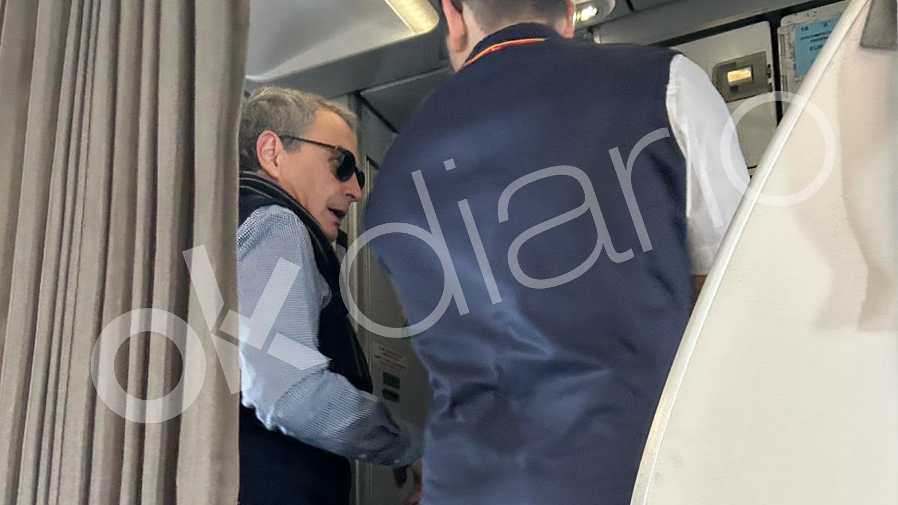 Zapatero entra en el avión que le ha llevado a Zúrich.