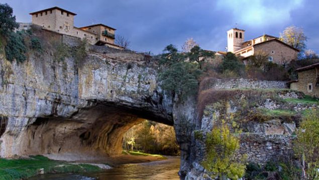 Este pueblo medieval español tiene un puente natural llamado 