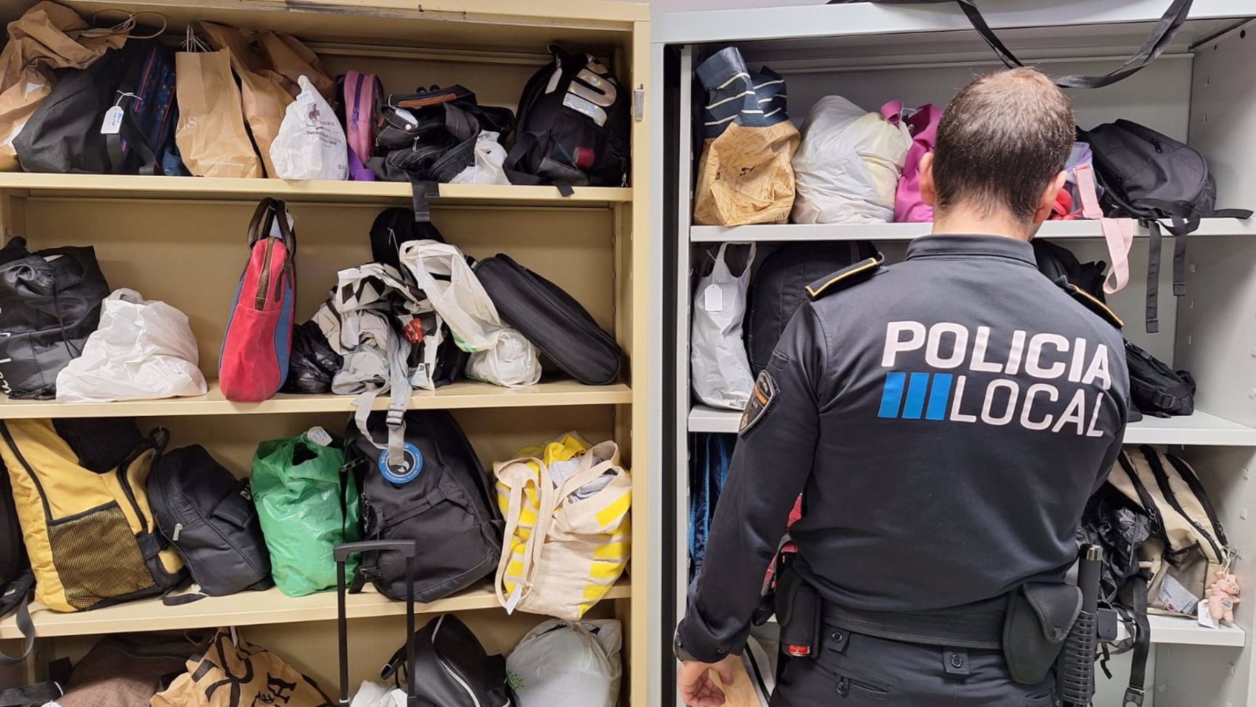 Un agente de la Policía Local en la Oficina de Objetos Recuperados de Palma.