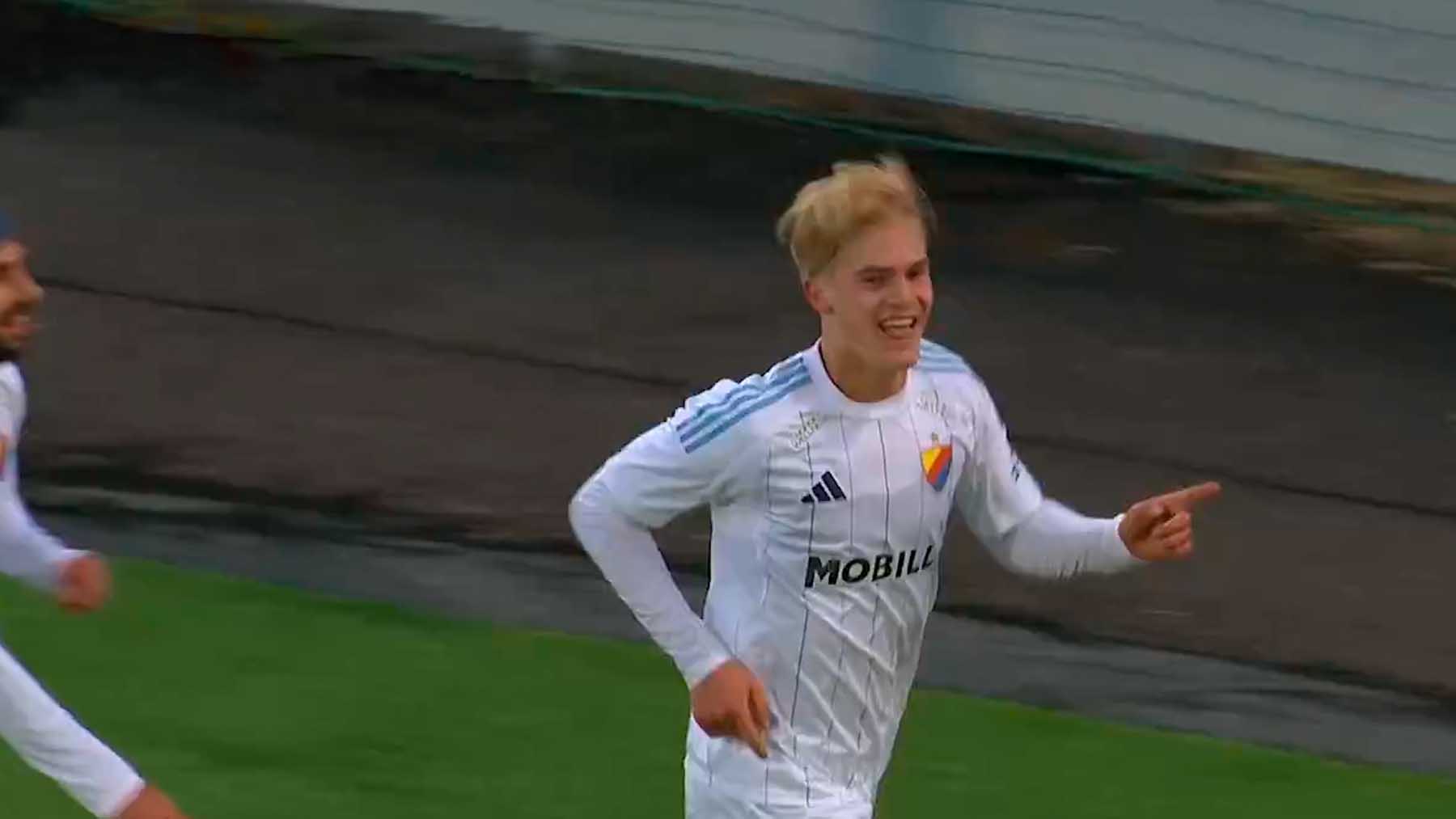 Lucas Bergvall celebra el gol con el Djugardens.