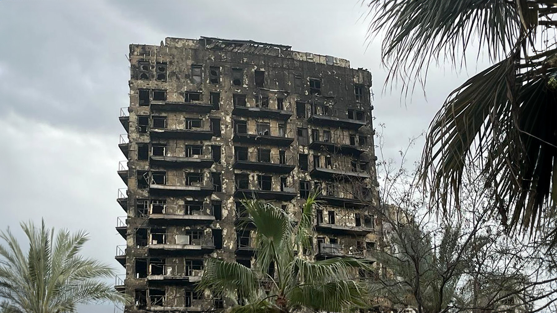 Desolador aspecto del edificio incendiado en el barrio de Campanar, en Valencia.