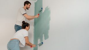 En el mantenimiento del hogar, es importante prestar atención a los agujeros y grietas que puedan aparecer en las paredes