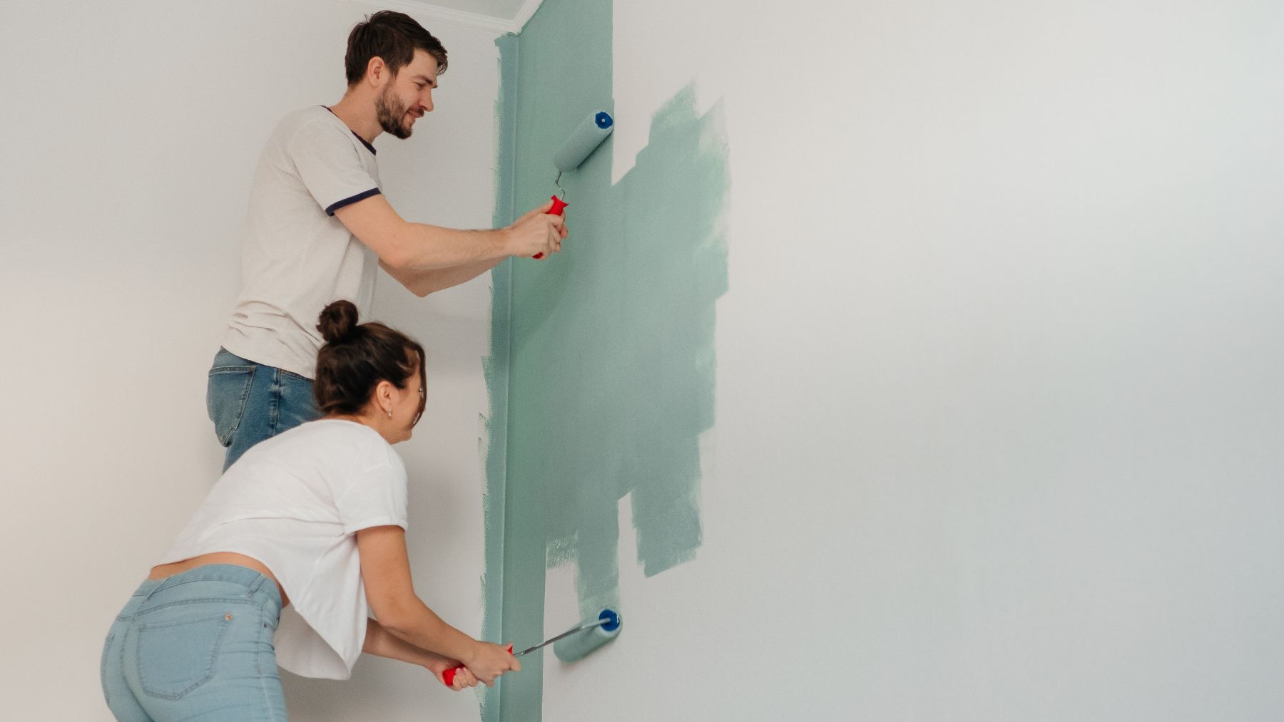 Cómo tapar agujeros en paredes y techos, antes de pintar