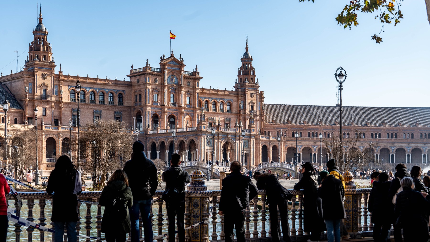 Visitantes observan la Plaza de España de Sevilla (EUROPA PRESS).