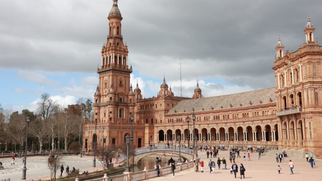 Turistas en la plaza de España de Sevilla (EUROPA PRESS).