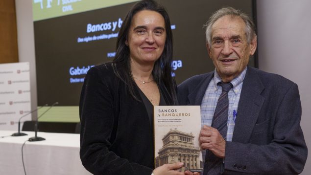 Dos historiadores exploran la historia de la banca española en la obra ‘Bancos y banqueros’