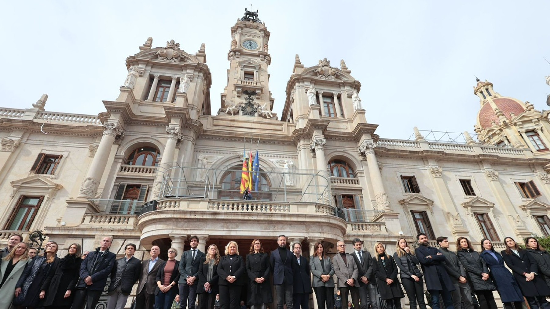 Minuto de silencio ante el Ayuntamiento de Valencia convocado por la FEMP, este lunes.