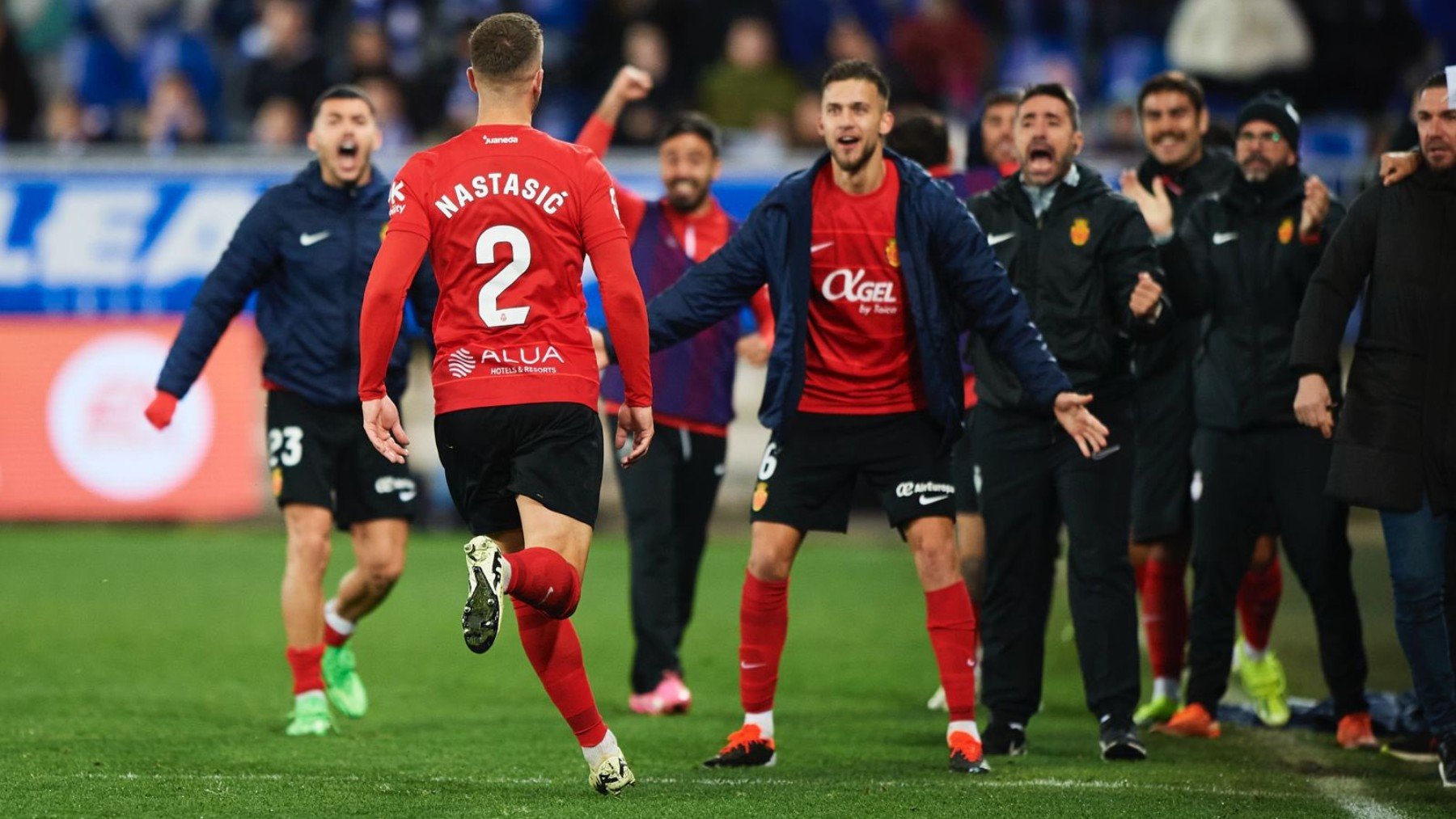 Nastasic celebra el empate con el banquillo