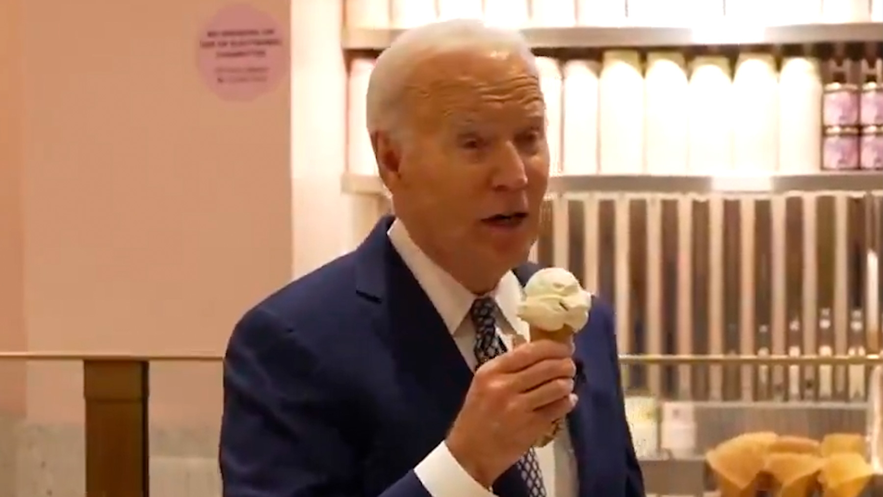 Biden comiendo un helado.