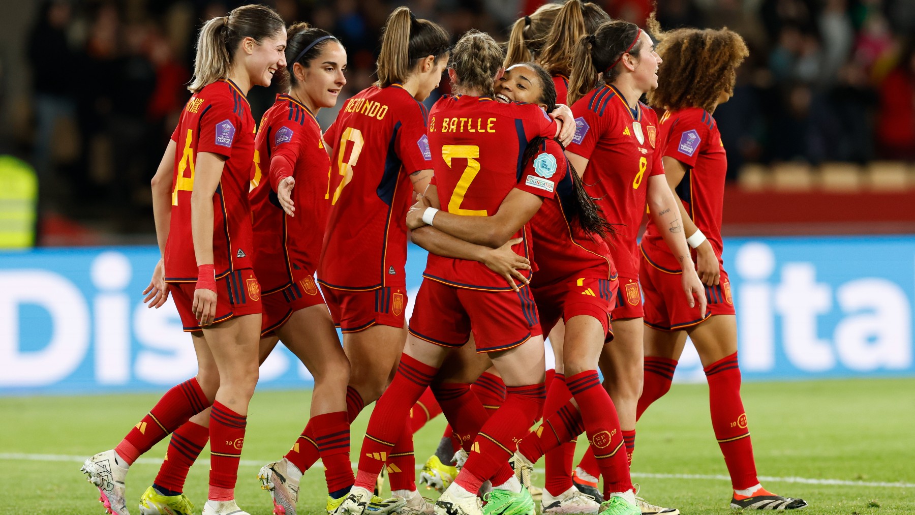 Las jugadoras de España celebran un gol. (EFE)