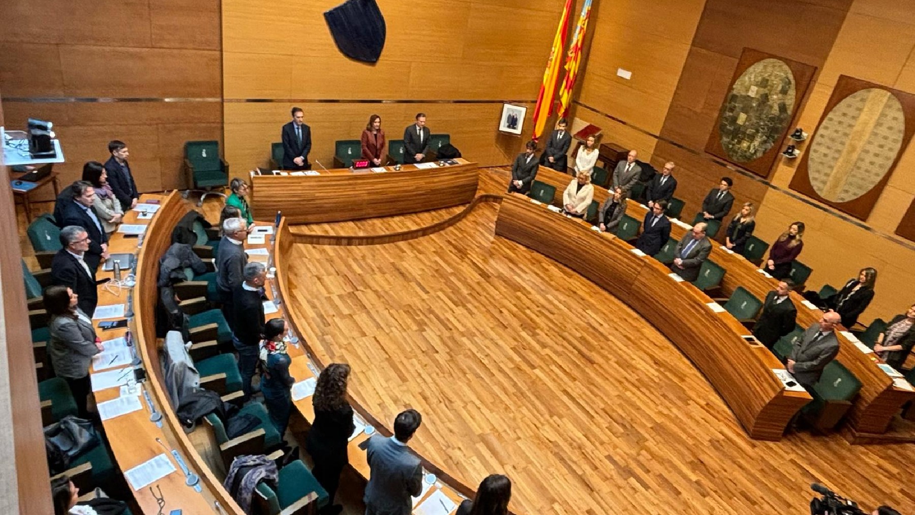 El pleno del Ayuntamiento de Valencia muestra su respeto a las víctimas con un minuto de silencio.