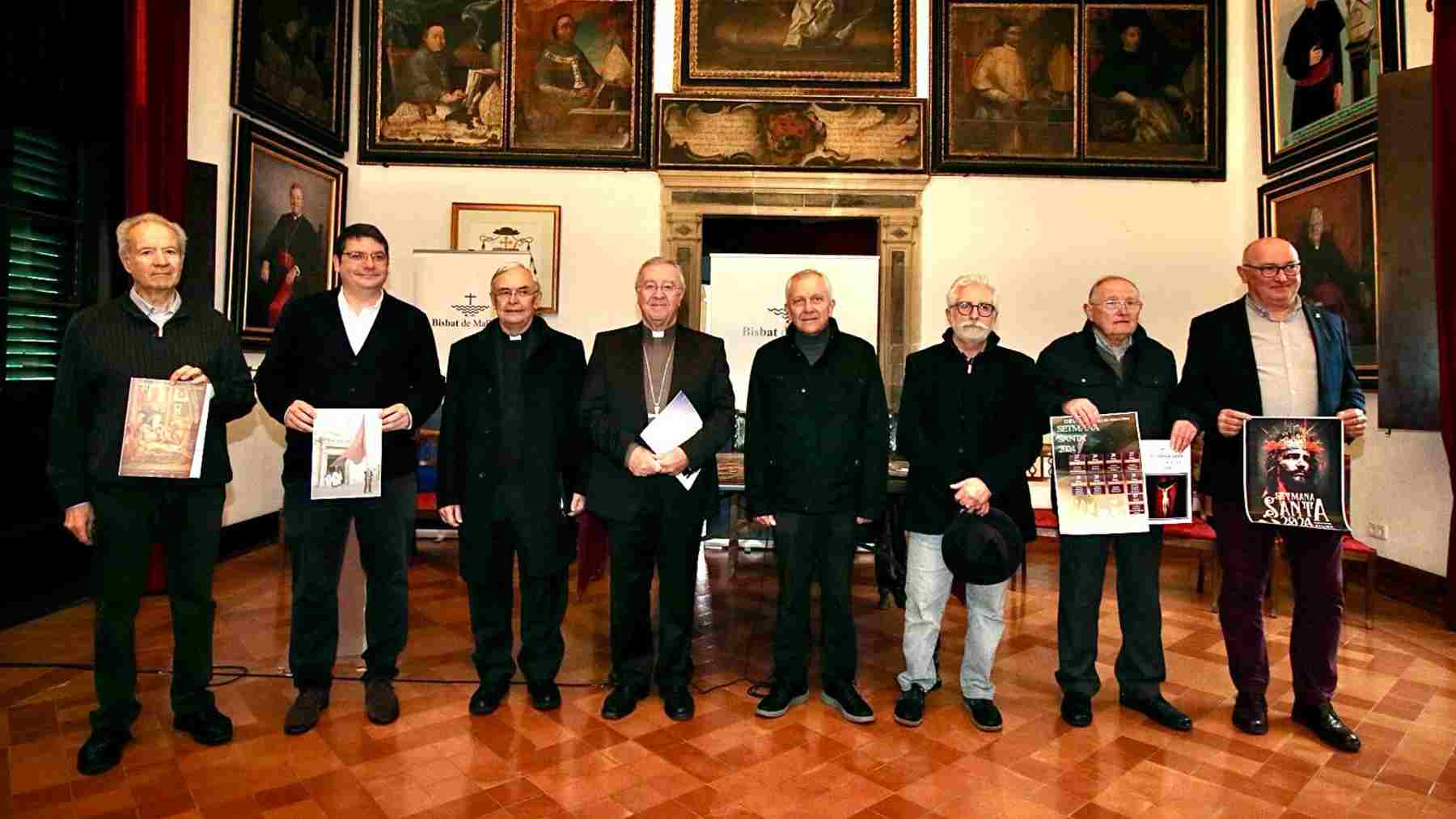 El obispo de Mallorca, Sebastià Taltavull, junto con representantes de las cofradías de la isla, en la presentación de la Semana Santa. EUROPA PRESS