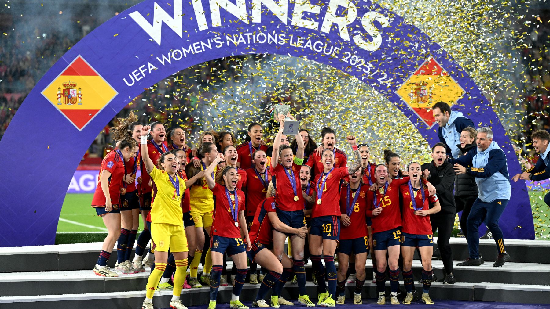 España levanta la copa de la Liga de las Naciones. (Getty)