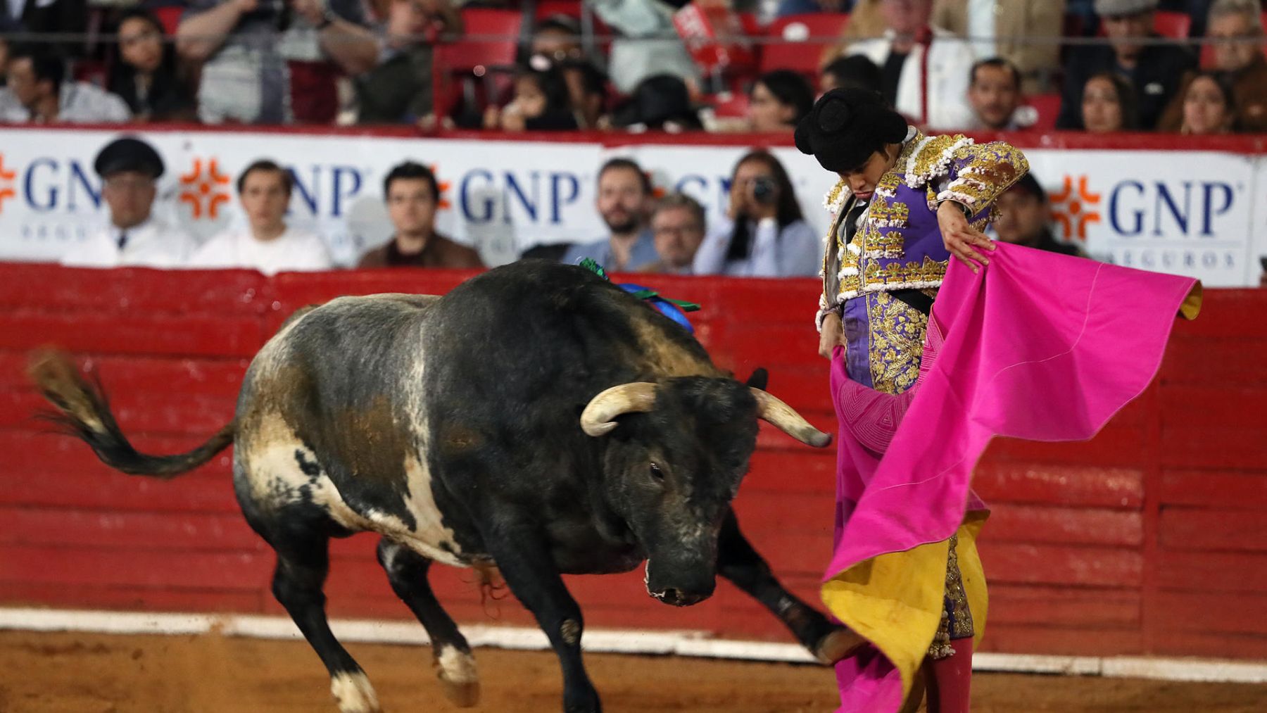 El torero mexicano Diego San Román lidia al toro ‘Cenizo’ de 542 kg. (Foto: EFE).