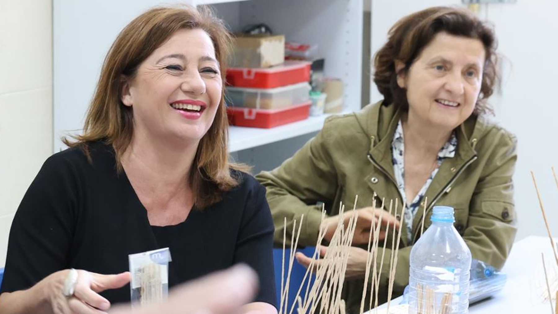 La ex presidenta del Govern, Francina Armengol, con la ex consellera de Asuntos Sociales, Fina Santiago.