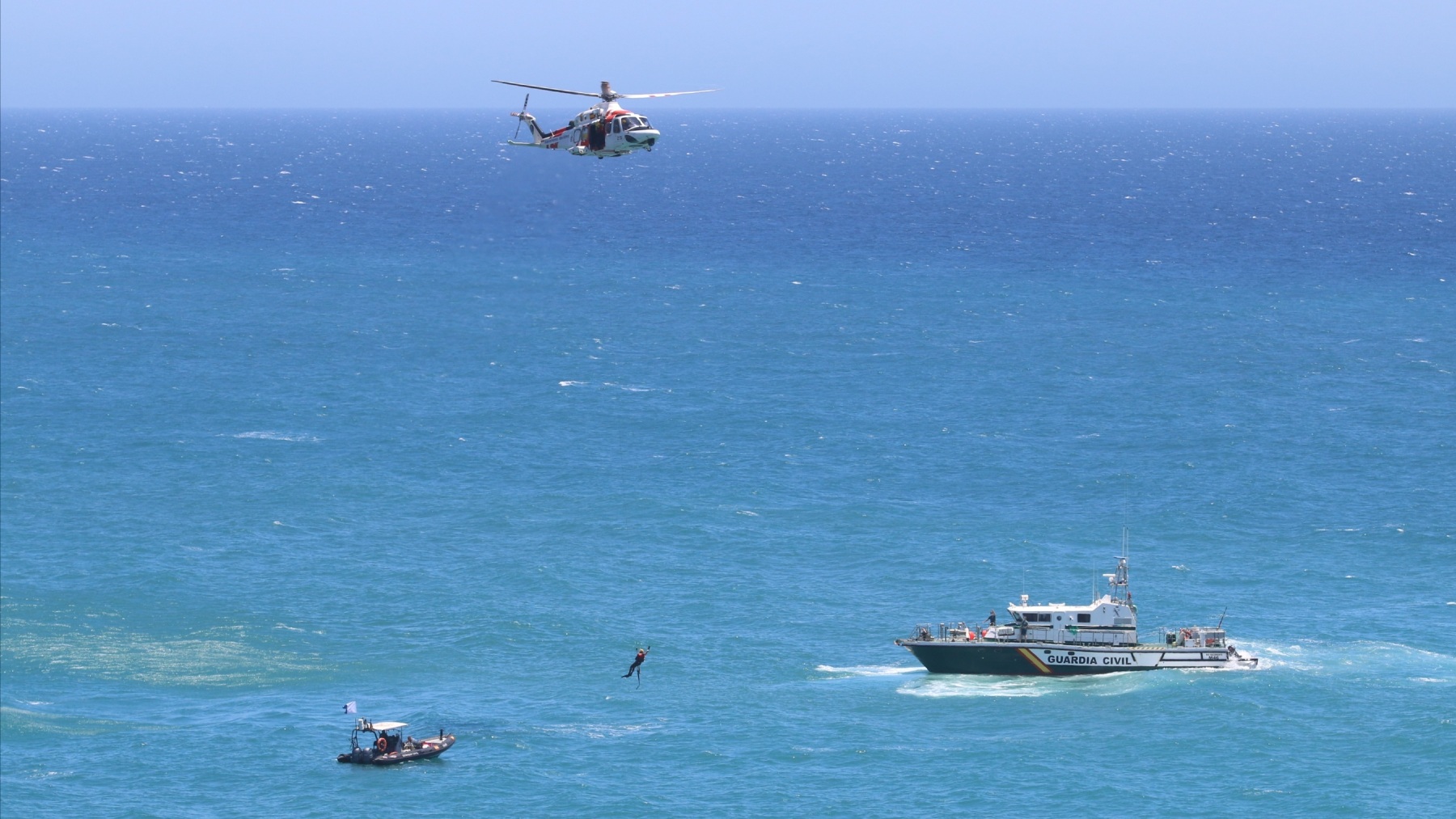 Operación de Salvamento Marítimo y la Guardia Civil en aguas de Almería (EUROPA PRESS).