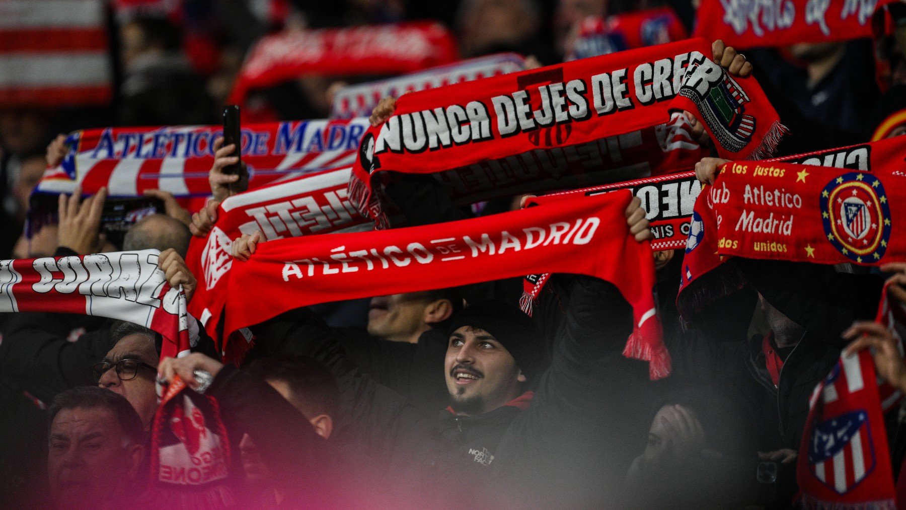 Aficionados del Atlético de Madrid animan en un partido. (Getty)