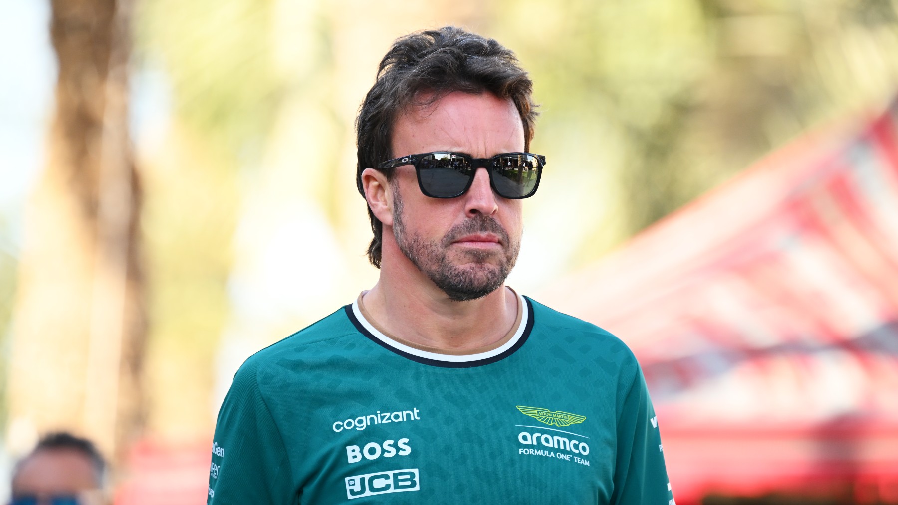 Fernando Alonso sobre el paddock del circuito de Bahréin. (Getty)