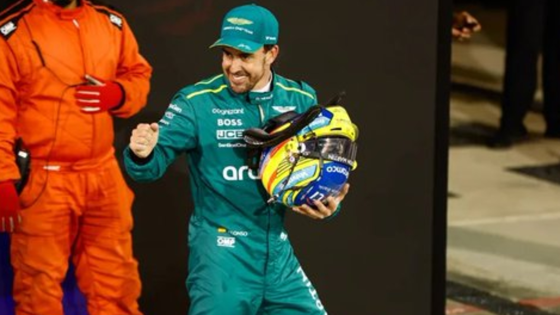 Fernando Alonso celebra su clasificación en Bahrein.