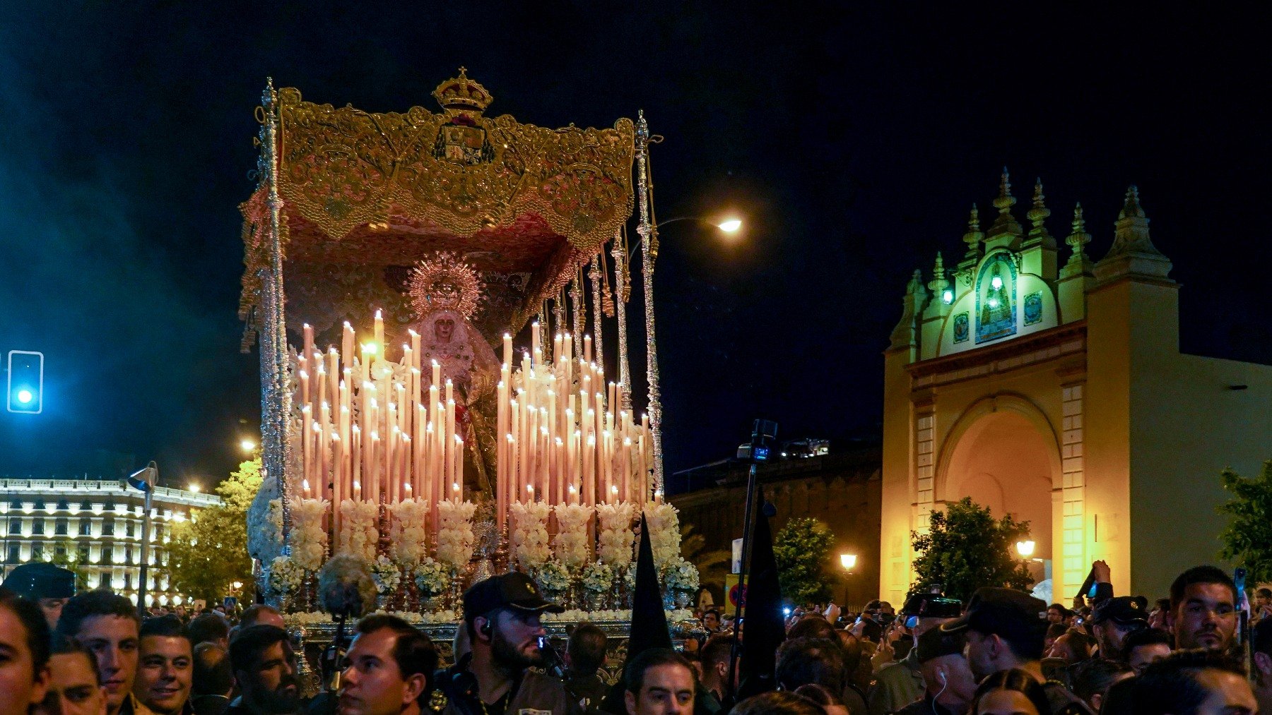 La Virgen Macarena sale de la Basílica de la Macarena en la Semana Santa de Sevilla de 2023 (EUROPA PRESS).