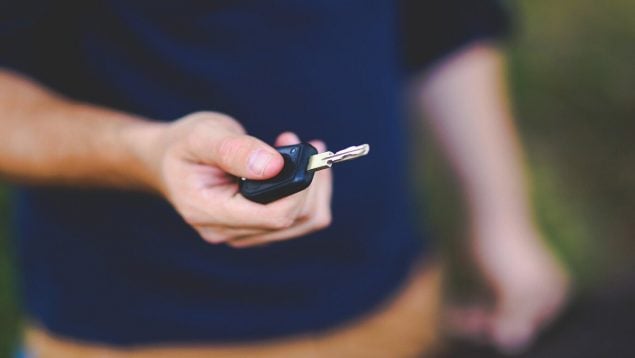 llave del coche, cómo abrir tu coche si te has dejado las llaves dentro, trucos coche,