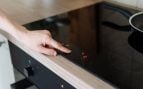 Adiós a la vitro y la inducción de siempre: la nueva moda que llega a las cocinas españolas y es más rápida, segura y consume menos
