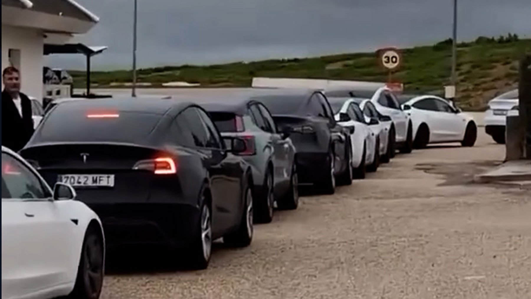 Coches tesla en un atasco.