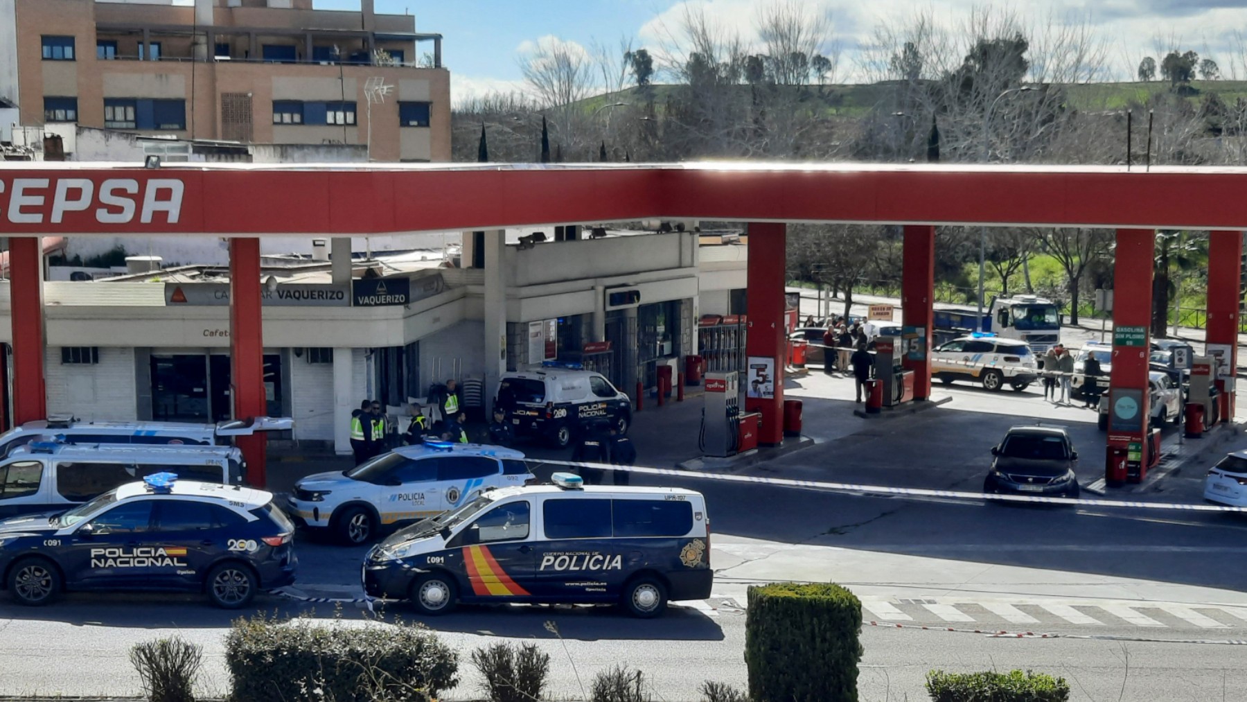 Varias patrullas de la Policía en la gasolinera. (Foto: EFE)