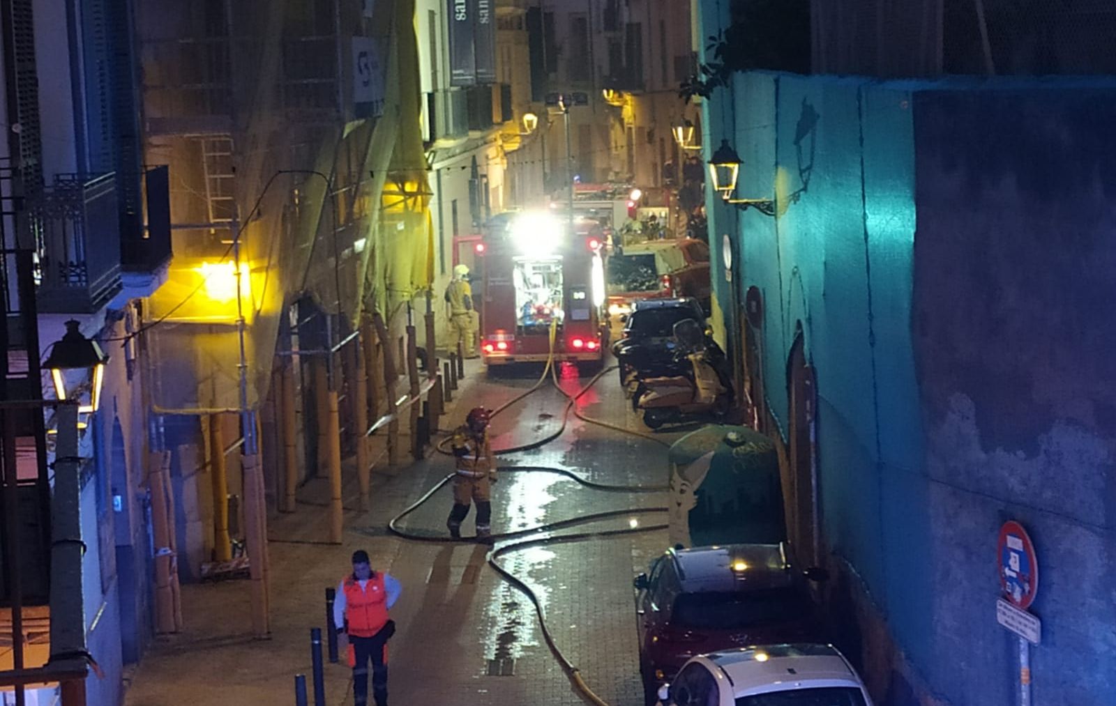 Bomberos intentando sofocar el incendio del hotel Santa Clara.
